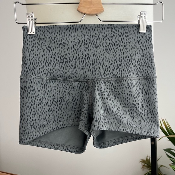 Lululemon Boogie Short *Roll Down - Picture 2 of 5